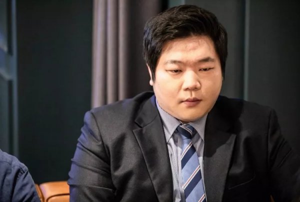 相比之下